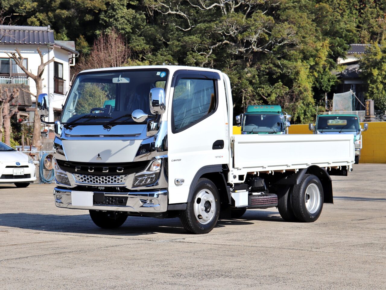 【車種は変更になる場合があります】　　　令和4年 積載2トン 全低床