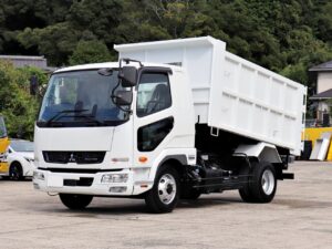 令和8年 未使用車 220PS ベット付 6FMT 積載3.05トン 新明和 観音開き